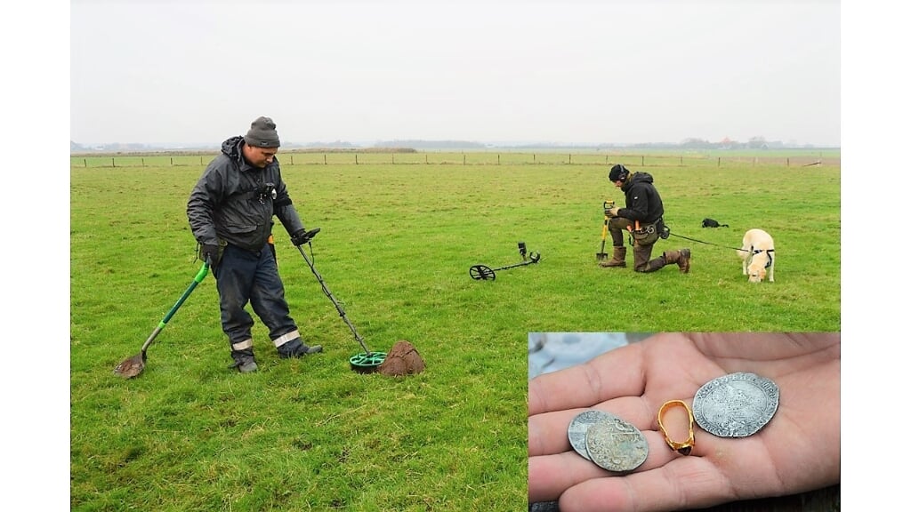 Wesley d'Abo en Hessel Tot met hun metaaldetector op zoek naar oude voorwerpen. De inzet toont enkele gevonden munten en een gouden ring. 