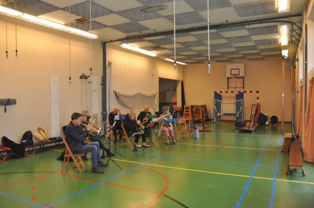 DEK speelde zaterdag treurige muziek in het gymnastieklokaal van de voormalige Drijverschool.