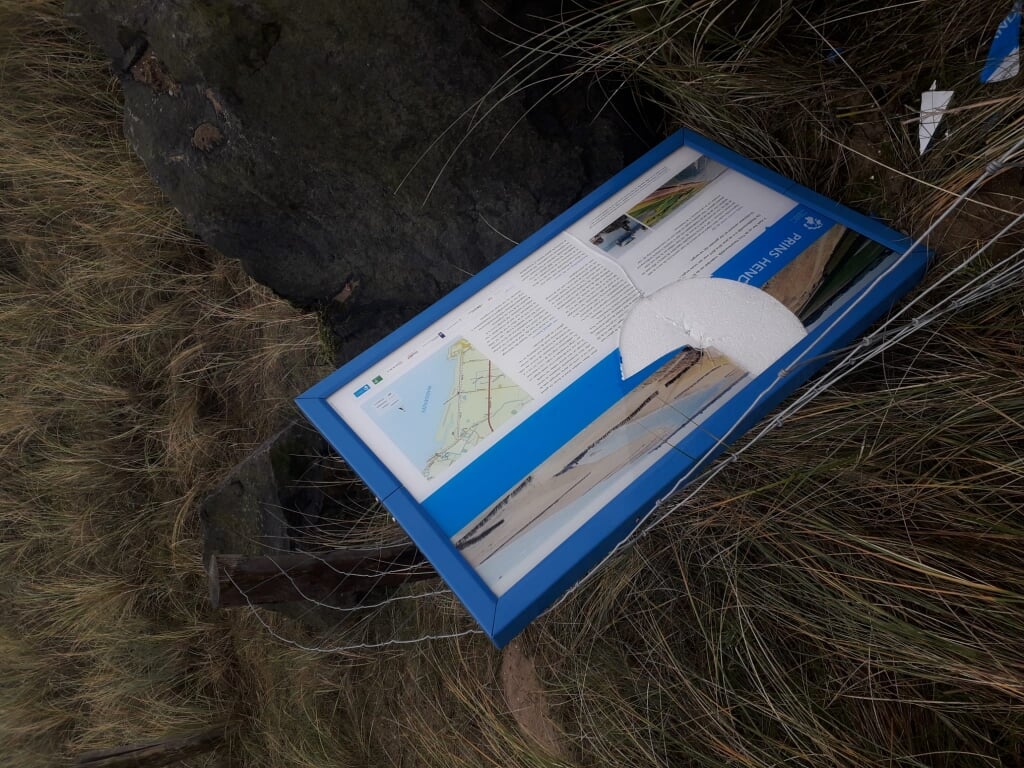 Een vernield bord bij de PH-zanddijk.