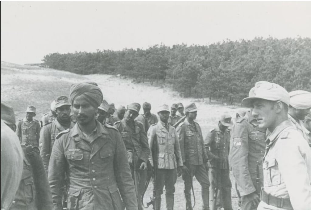Brits-Indiërs in de duinen bij De Dennen. Ze verbleven van 22 mei tot 17 september 1943 op Texel. 