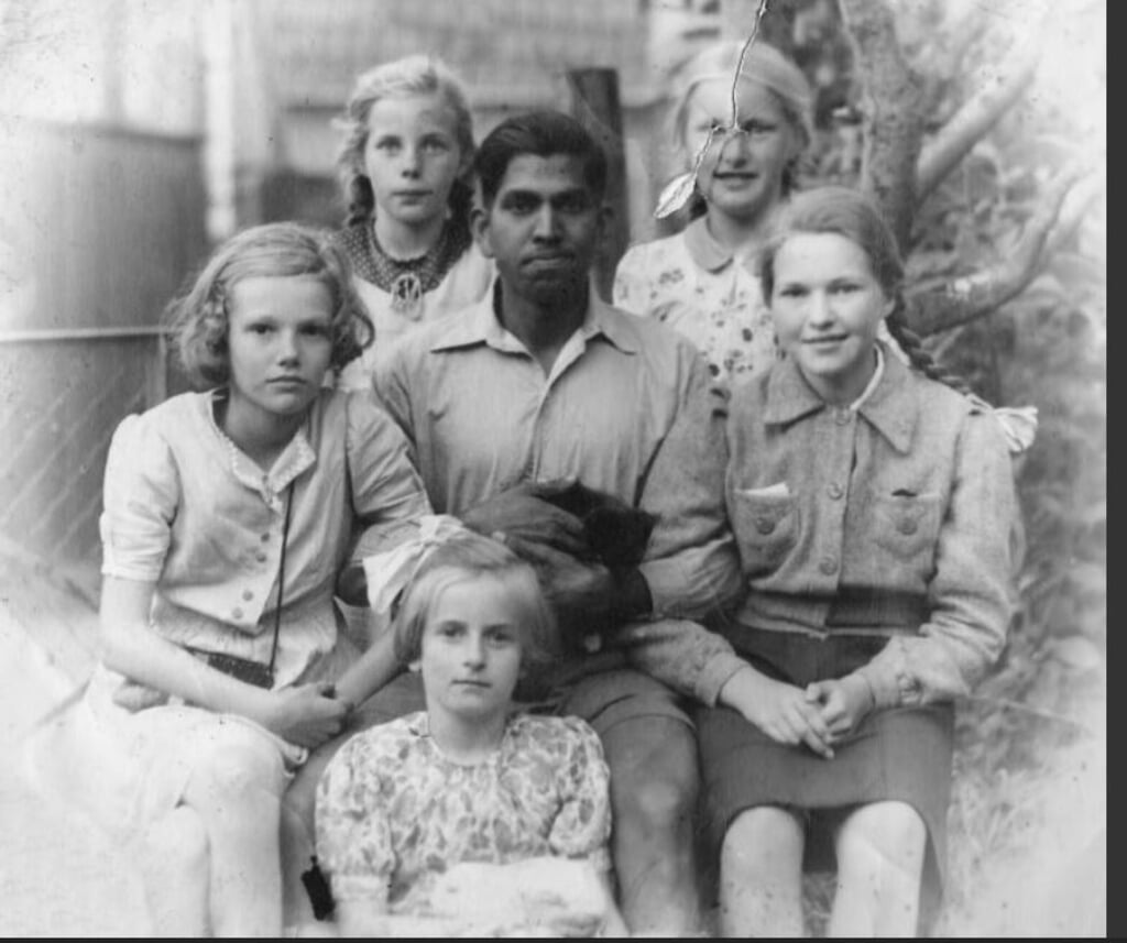 Brits-Indiër met achter: Marrie Bremer (l), Bertha Dros (r), mid (r) Fijtje Drijver en voor Afie v/d Vis.