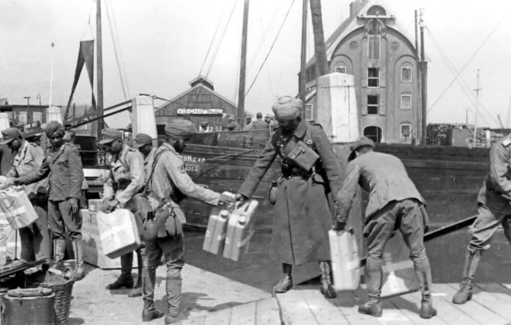 Aankomst van Brits-Indische soldaten op de haven van Oudeschild op 21 mei 1943.