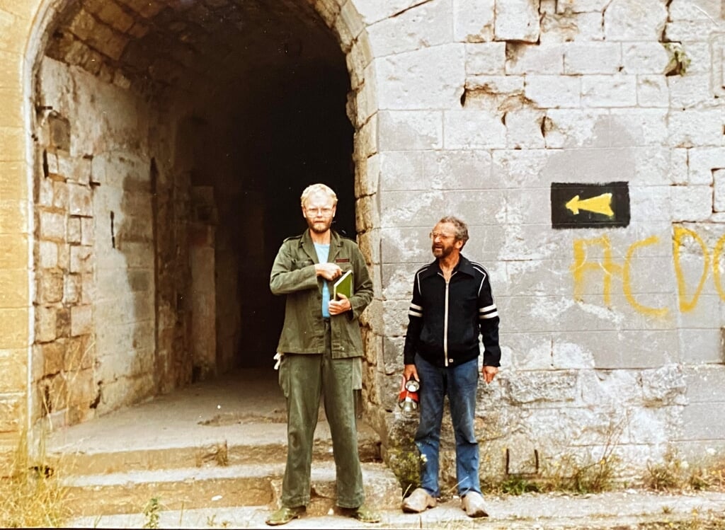 Gerrit Gerrits en verhalenverteller Arie van Dienst in 1985 bij Fort de Boisd Bourrus in Verdun. 
