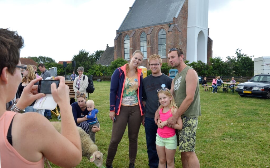 Bezoekers van de Dag van de Schaap in 2015 wilden op de foto met Jan en Rianne. 