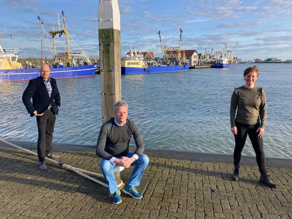 Vlnr: Pepijn Lijklema, Jord Kuiken en Monique de Ridder, energiecoaches en aanspreekpunt van EnergiePunt Texel.