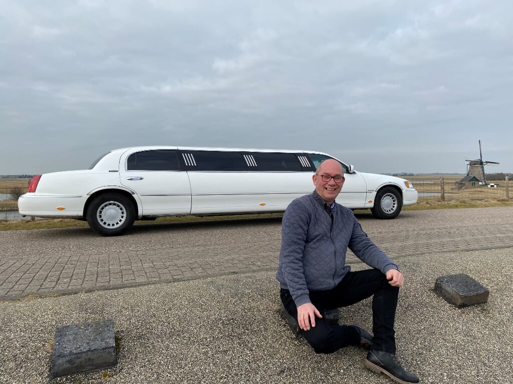 Chauffeur Martin Boezerooij bij de verlengde limousine met een lengte van liefst acht meter.
