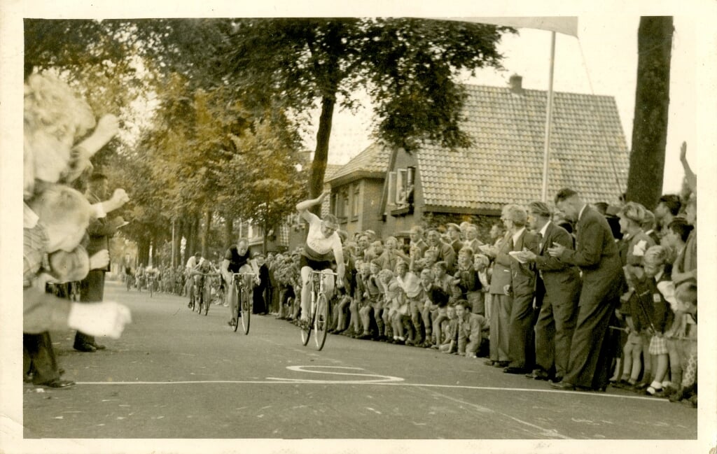 Wim de Boer, achtervolgd door Mr. Jochems, als eerste over de finish tijdens een wielerronde die eindigt in Den Burg