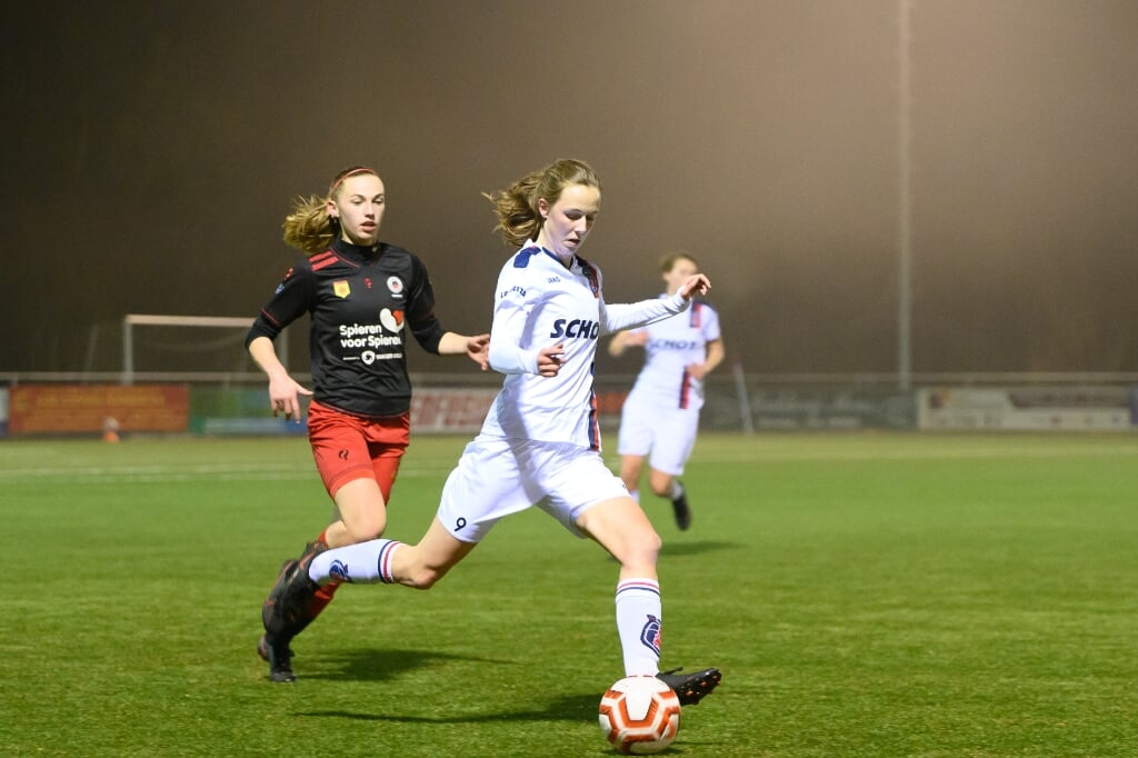 Margreet Boogaard legt aan voor een schot tijdens haar debuutwedstrijd voor VV Alkmaar tegen Excelsior/Barendrecht. 