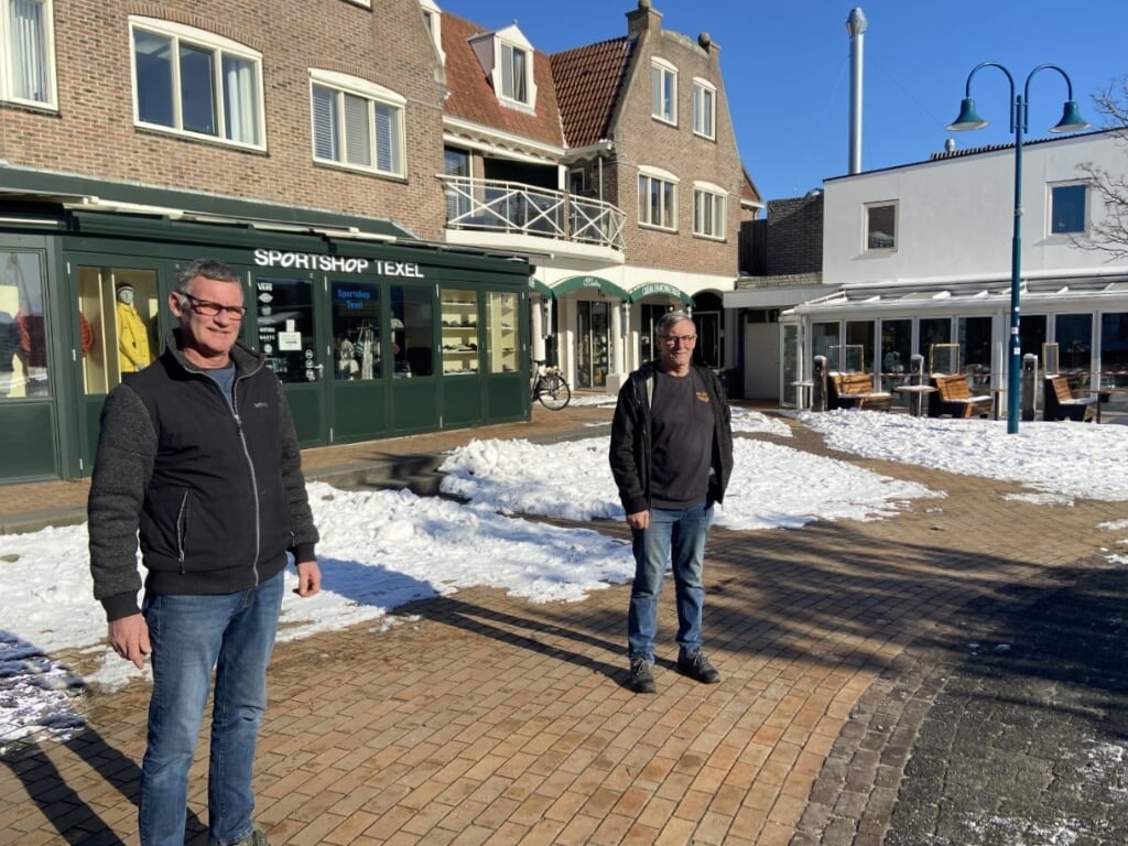 André Schoo en Jan van Beek van SV De Koog. De foto is eerder gemaakt, vandaar dat er nog sneeuw te zien is.
