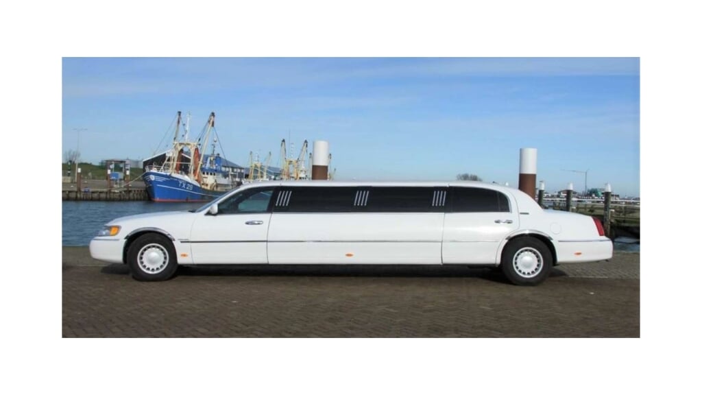 De stretched limousine. Wat is de lengte van Limo Taxi Texel? 