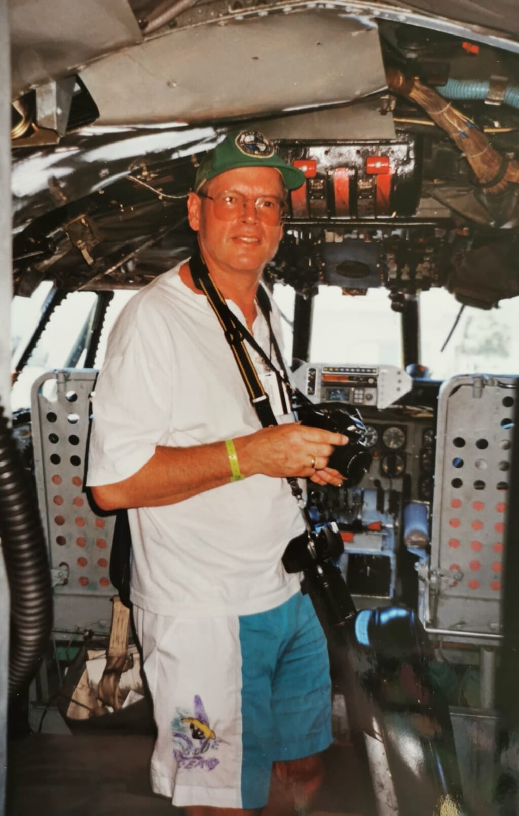 Jan Boon in de cockpit van de door hem bewonderde Lockheed Constellation ("Connie"). 