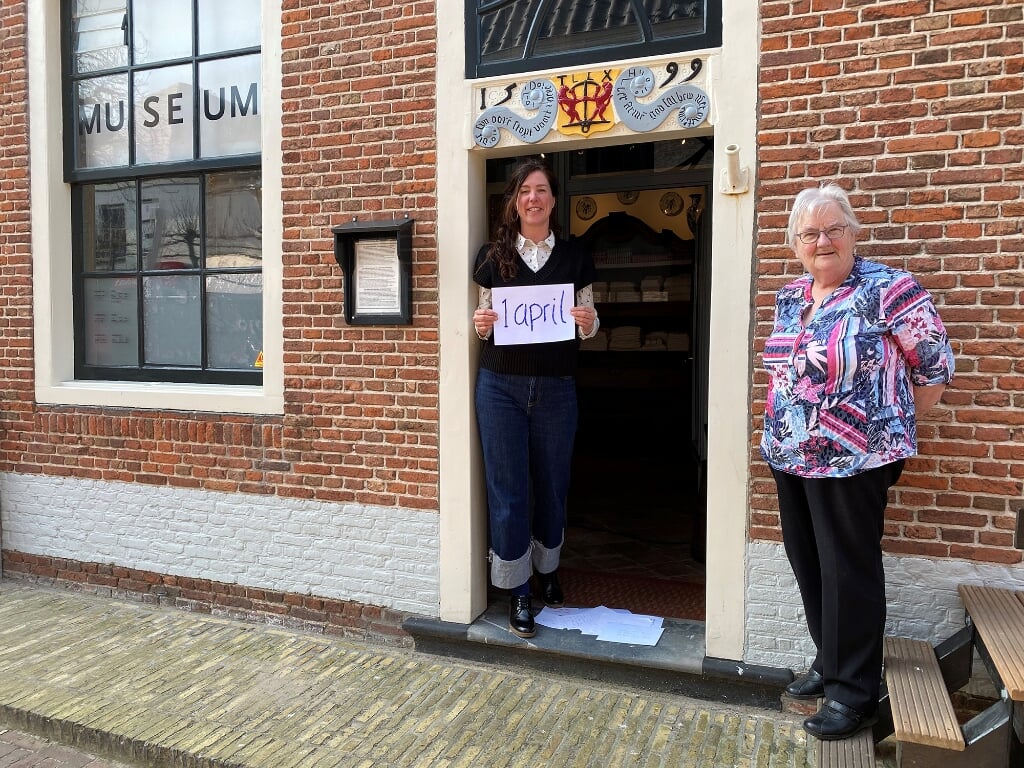 Corina Hordijk en Anneloes Visman van de Oudheidkamer. 