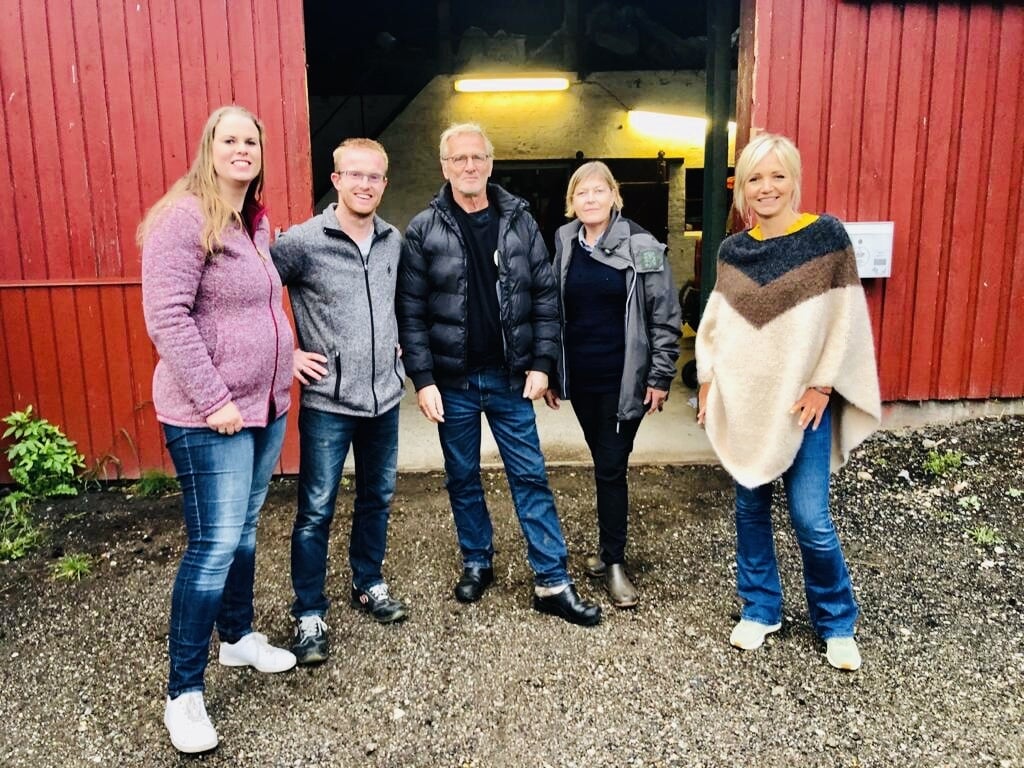 Rianne en Jan op bezoek bij boeren in Denemarken, rechts Yvon Jaspers. 
