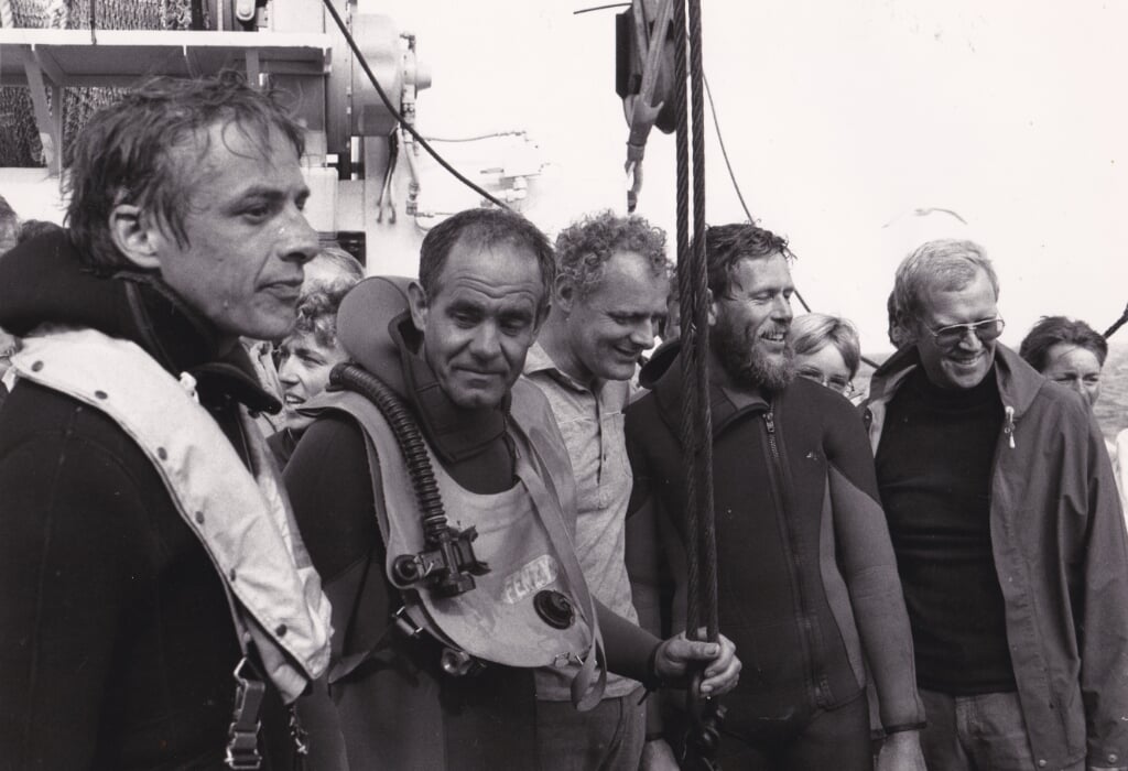 Thijs Maarleveld (links) in 1985 met de Texels duikers op de TX 38