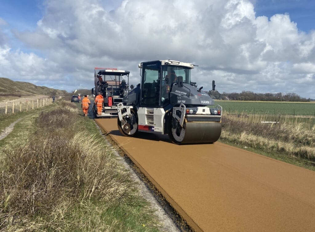 Bruin asfalt voor het nieuwe fietspad op de Zanddijk.