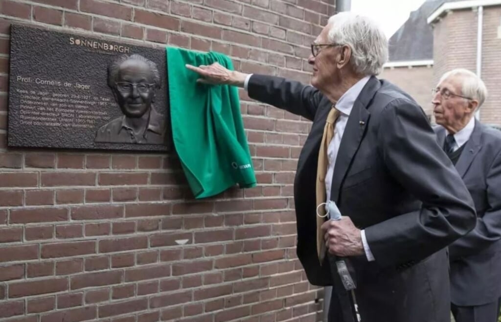 De onthulling van de plaquette van professor Kees de Jager in Utrecht.