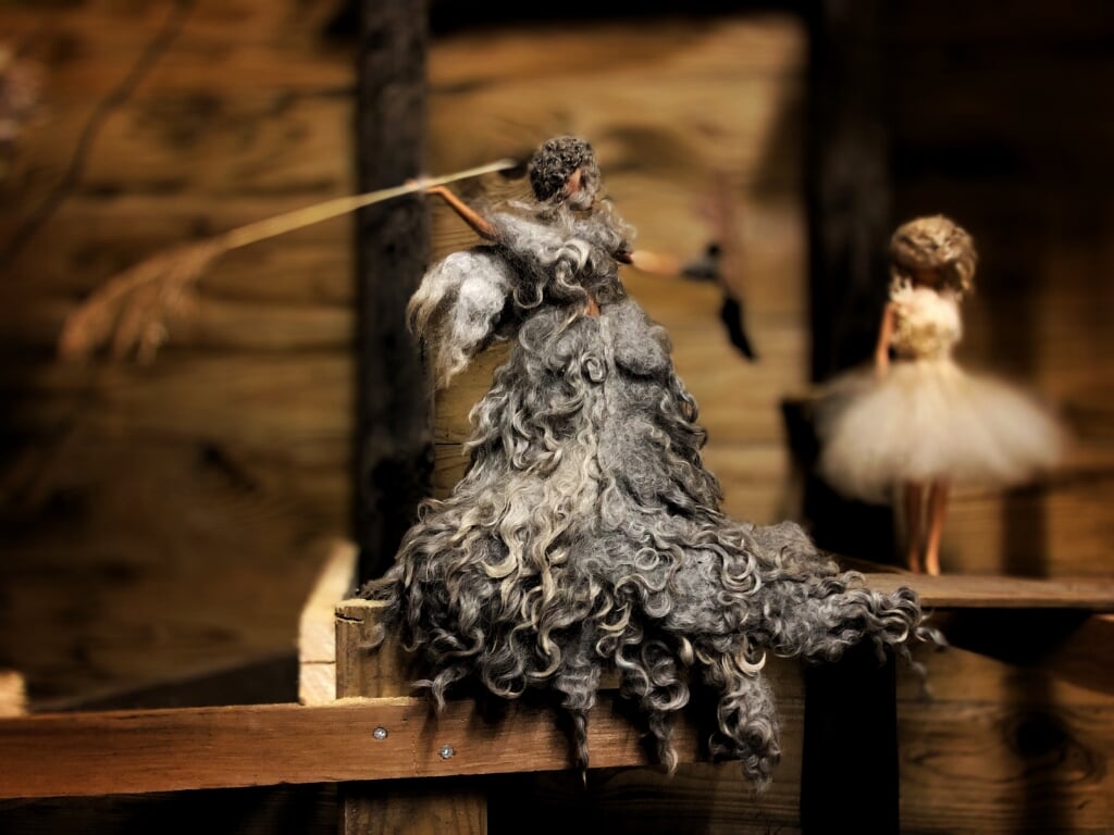Een van de 39 met wol beklede barbies in de expositie 'Groos'.