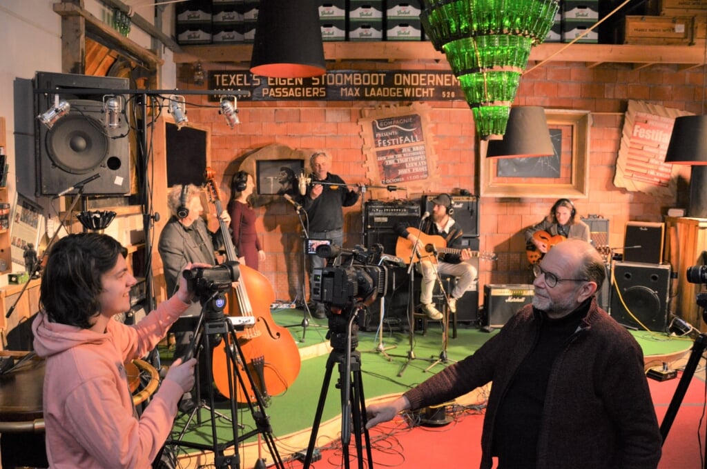 Live-opname van Jazzband Eline in de Jug Sound Studio. Cameramannen Tijn Zeeman (l) en Jaap Eelman en Rikus Kloosterhuis van de studio.
