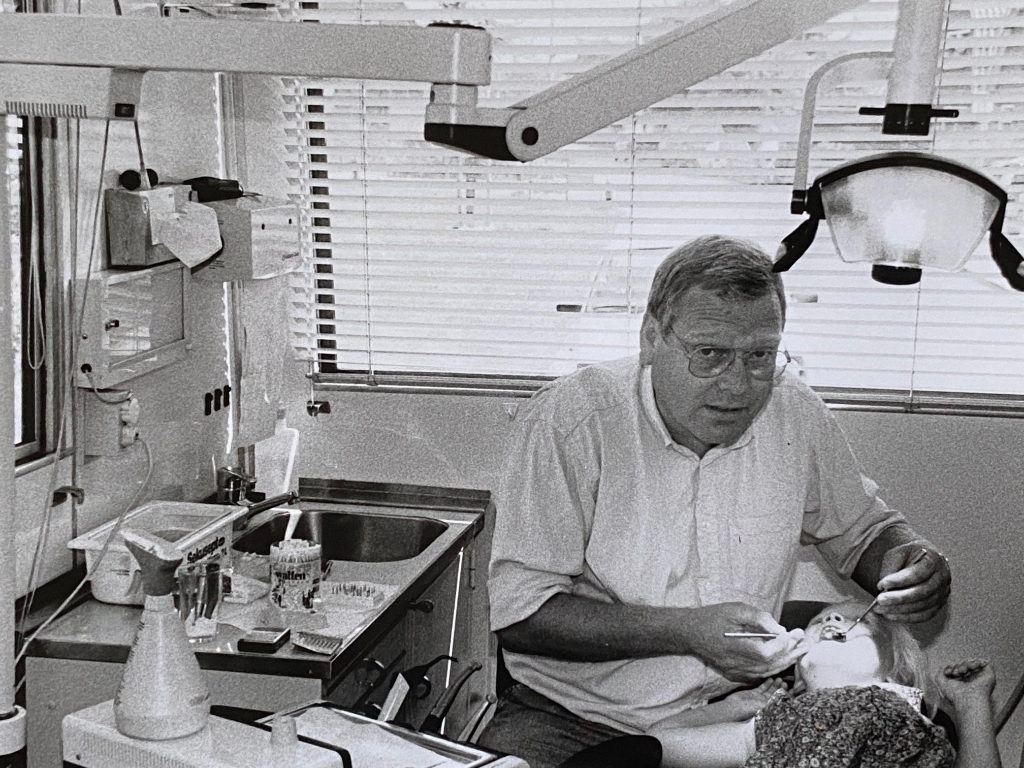 1997: Tandarts Meuleman inspecteert het gebit van Marlies Roos. 