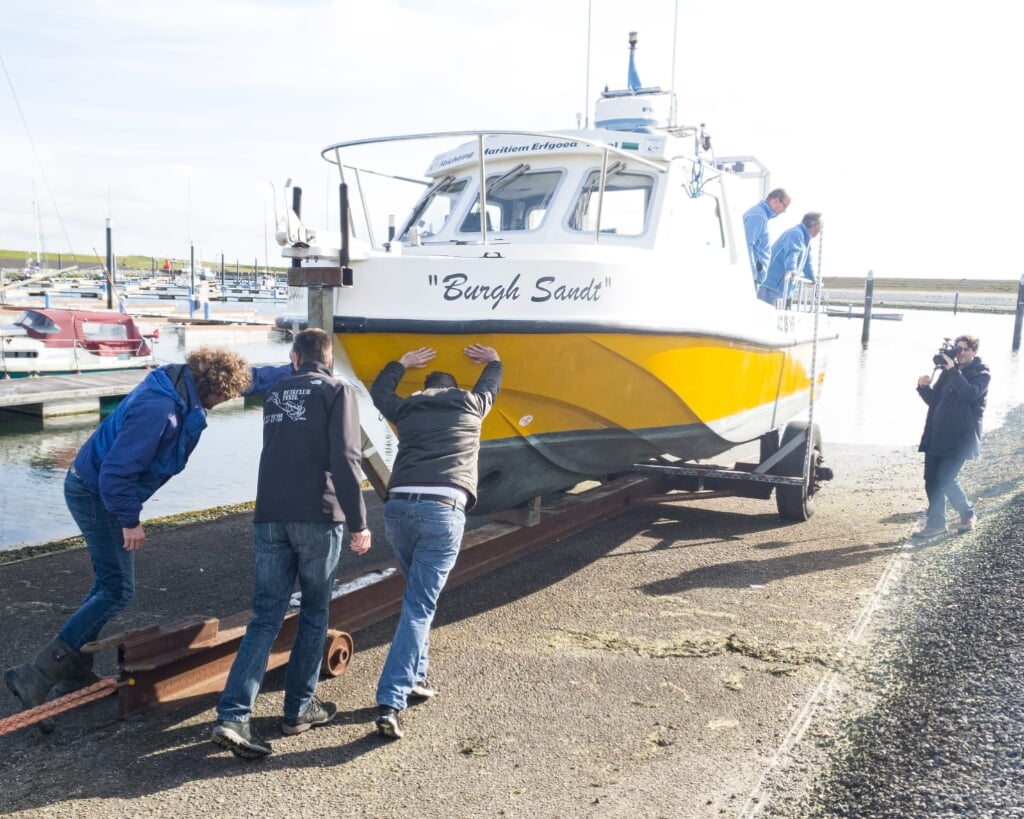 De nieuwe boot van de duikclub wordt in Oudeschild te water gelaten.