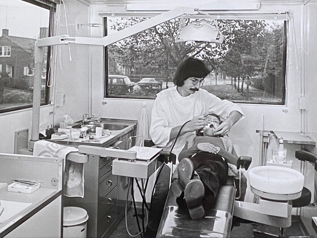 1975: Tandarts Hans de Winter behandelt in de dental car een kind. 