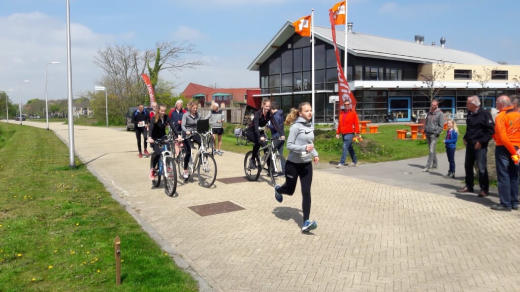 De estafetteloop op de Haffelderweg in Den Burg.