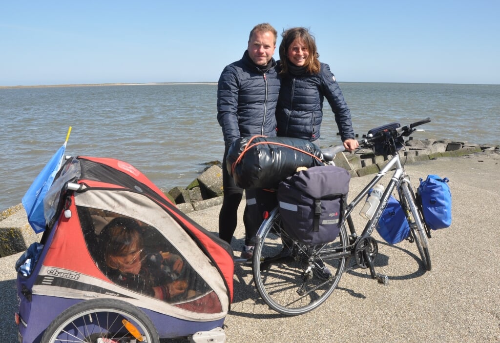 Janpeter en Lilian Stoker in De Cocksdorp op weg naar Vlieland.