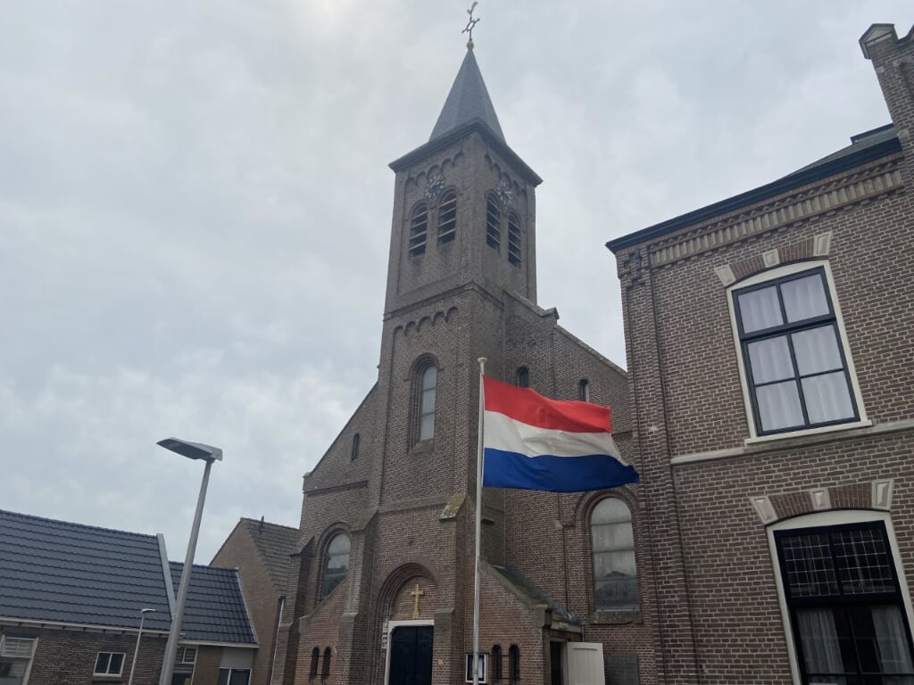 De vlag uit bij de RK-kerk in Den Burg.