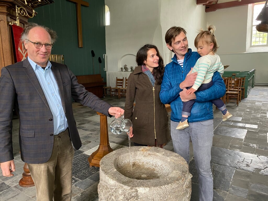 Dominee Kees de Jong bereidt de doopdienst voor van Adriana Rumi, dochter van Mandana en Sietse Vermeulen-Kooimans.