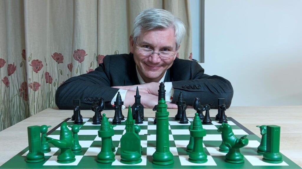 André van Schie met het Texelse schaakbord.