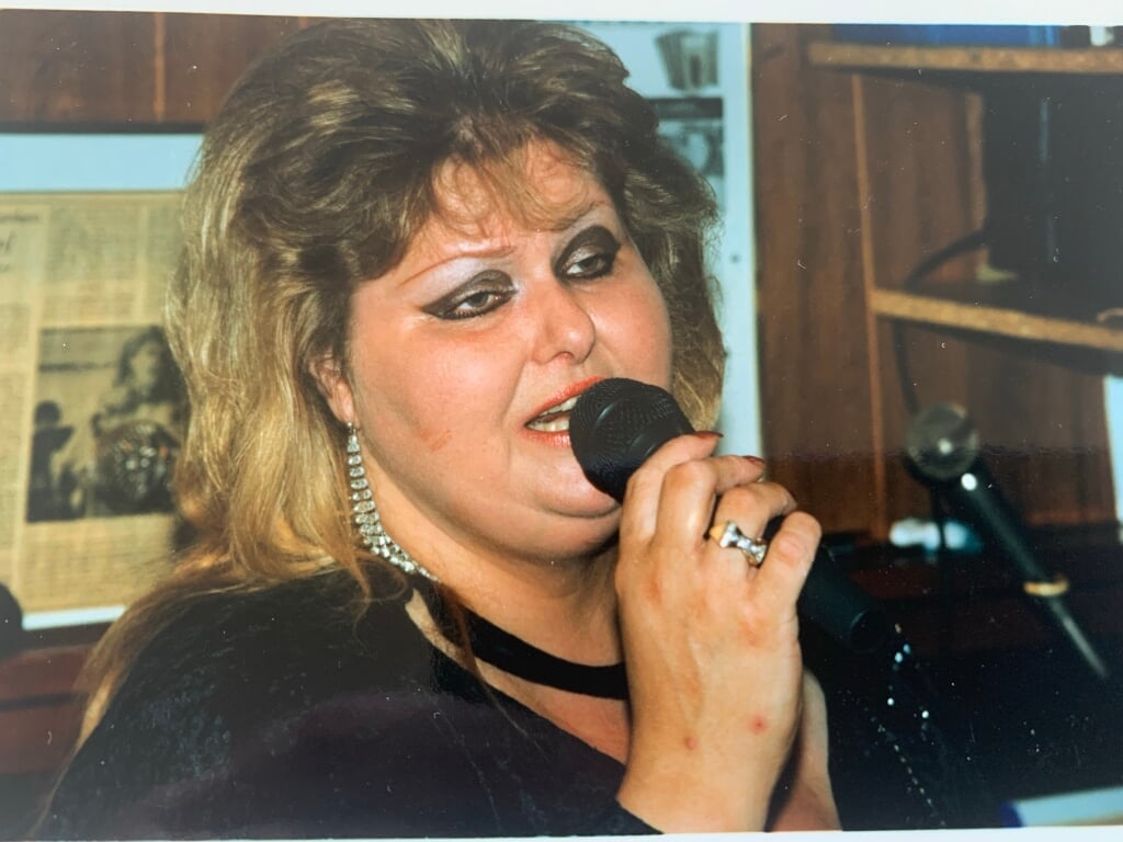 Lies Pieterse was een veelzijdige rasartiest en de zingende gastvrouw in het populaire Café Chantant in De Karseboom. 
