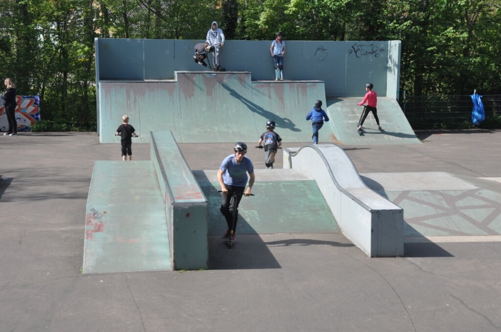 Jongeren aan het steppen op het skatepark in Den Burg.