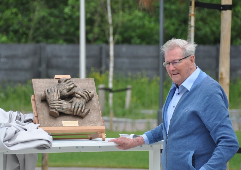 Gerard van der Zwaan onthulde dinsdag het beeld van Omring.