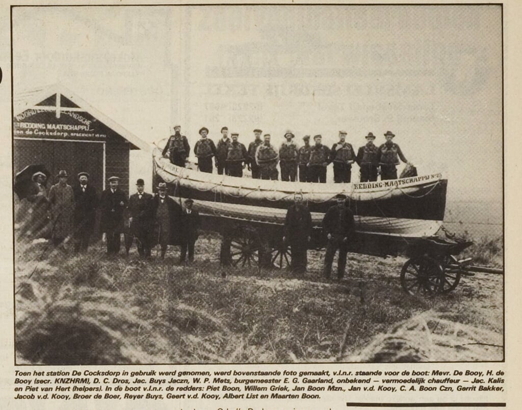 Sloeproeiers op archiefbeeld tijdens opening van het boothuis. Dit zijn niet allen roeiers van de beschreven stranding. Een deel van de mannen op de foto behoort wel tot de roeiploeg. 