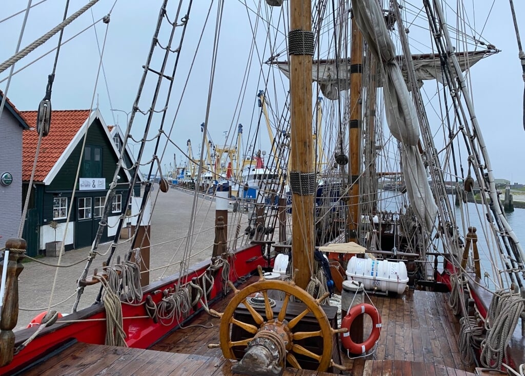 Blik van de Shtandart op de haven van Oudeschild.