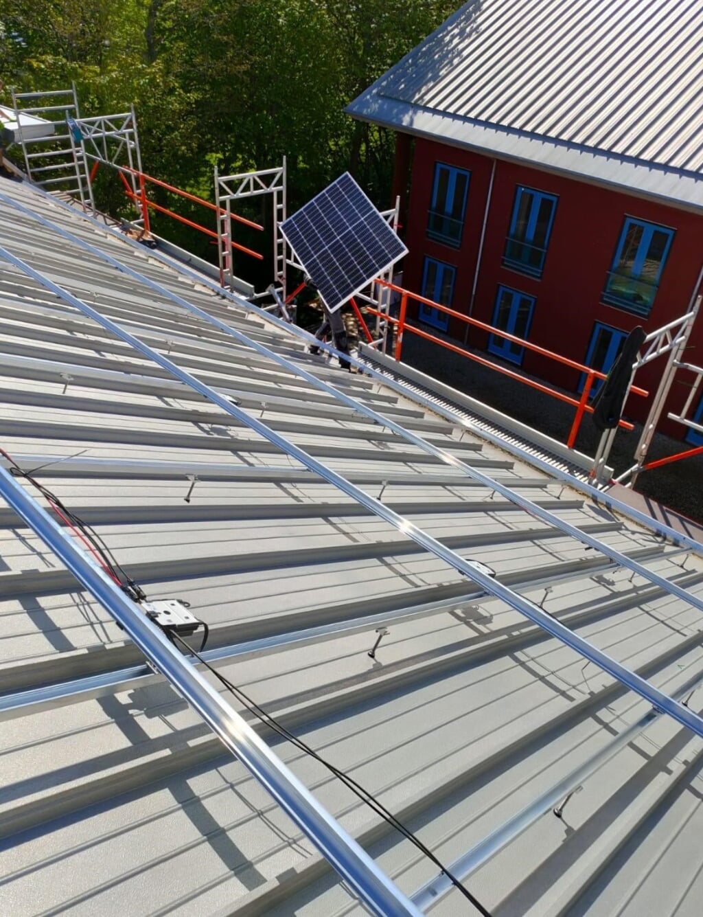 Aanleg van zonnepanelen op de daken van Stayokay in Den Burg.