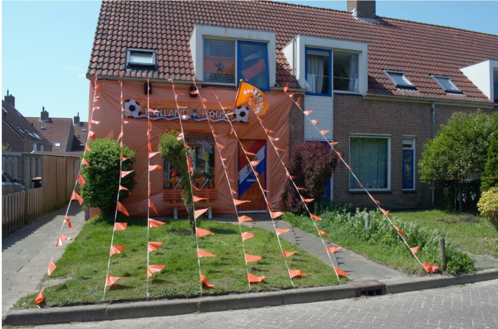Oranje versiering bij de familie Koopmans aan de Buytengors.