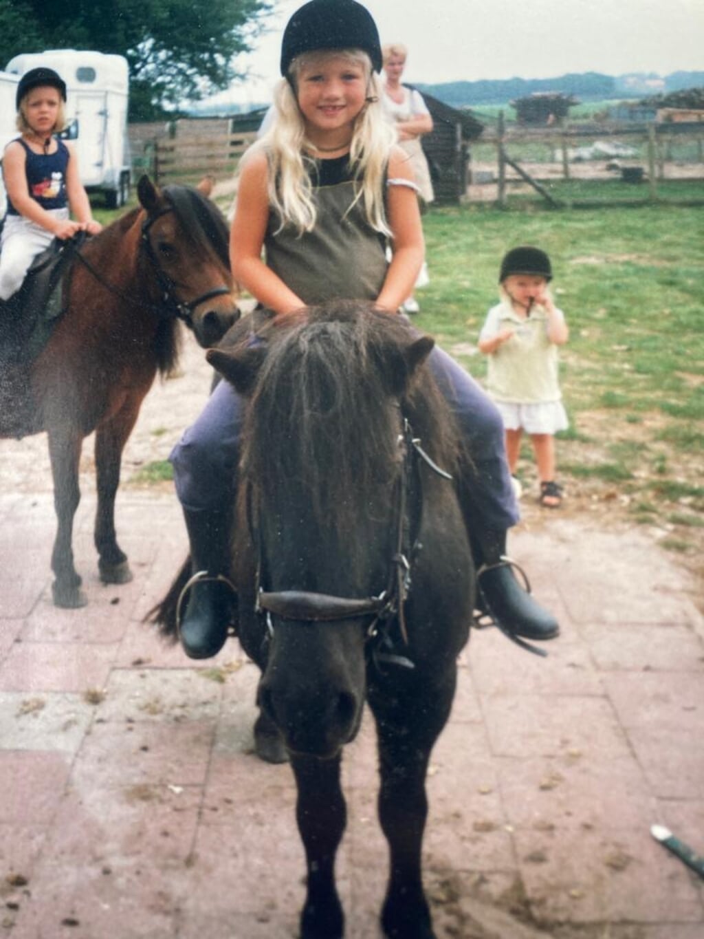 Mandy Drijver vroeger op een pony.