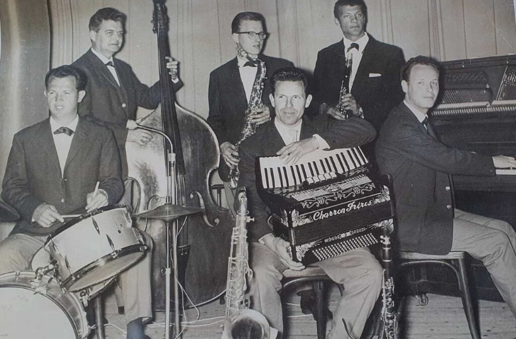 The Rhytmische Eilanders, met middenvoor op accordeon bandleider Tom van der Wulp. 