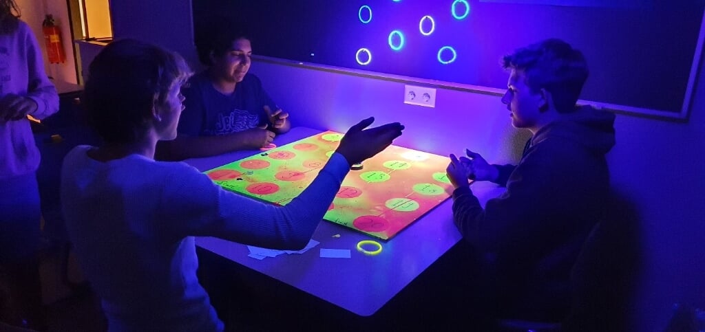 Leerlingen van de havo spelen een zelfgemaakt spel met licht.