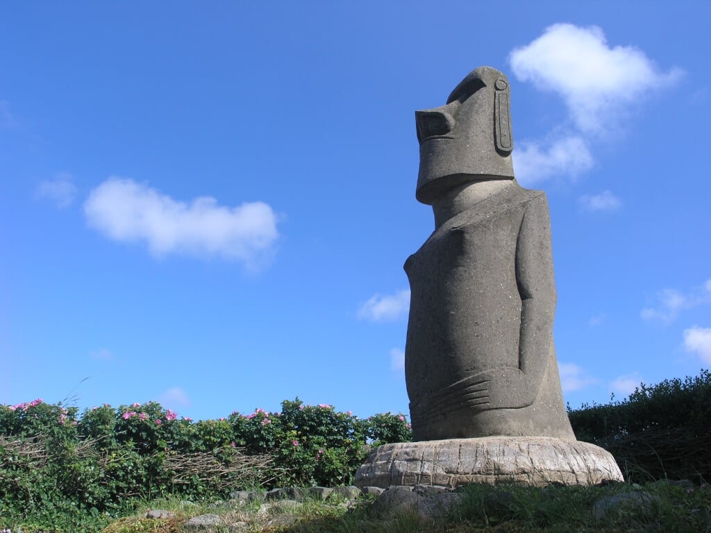 "De Dromer van Rapa Nui” bij De Eiland Galerij. Links: De Arent, De Thienhoven en De Afrikaansche Galei, midden de reis en onder de aankomst.