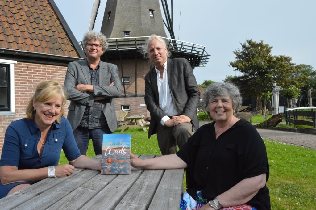 Auteurs Annette van Ruitenburg en Lodewijk Dros, fotograaf Ruth de Ruwe (rechts) en links wethouder Remko van de Belt, bij de presentatie van "Lekker Wads" zaterdag in Kaap Skil. 