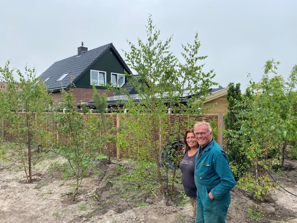 Ard Saal en Mirjam Oude Weernink bij de nieuwe aanplant achter hun woning. 