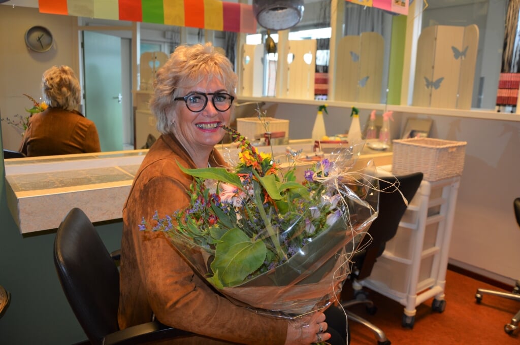 Hennie Ploeger met de bloemen die ze kreeg bij haar afscheid uit het Verpleeghuis. 