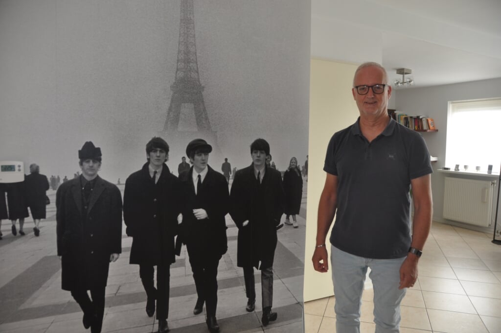 Rein Stam met behang in huis waar hij trots op is; the Beatles in Parijs staan erop afgebeeld.