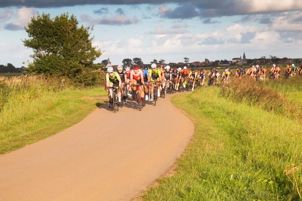 De renners koersen door het Texelse landschap.