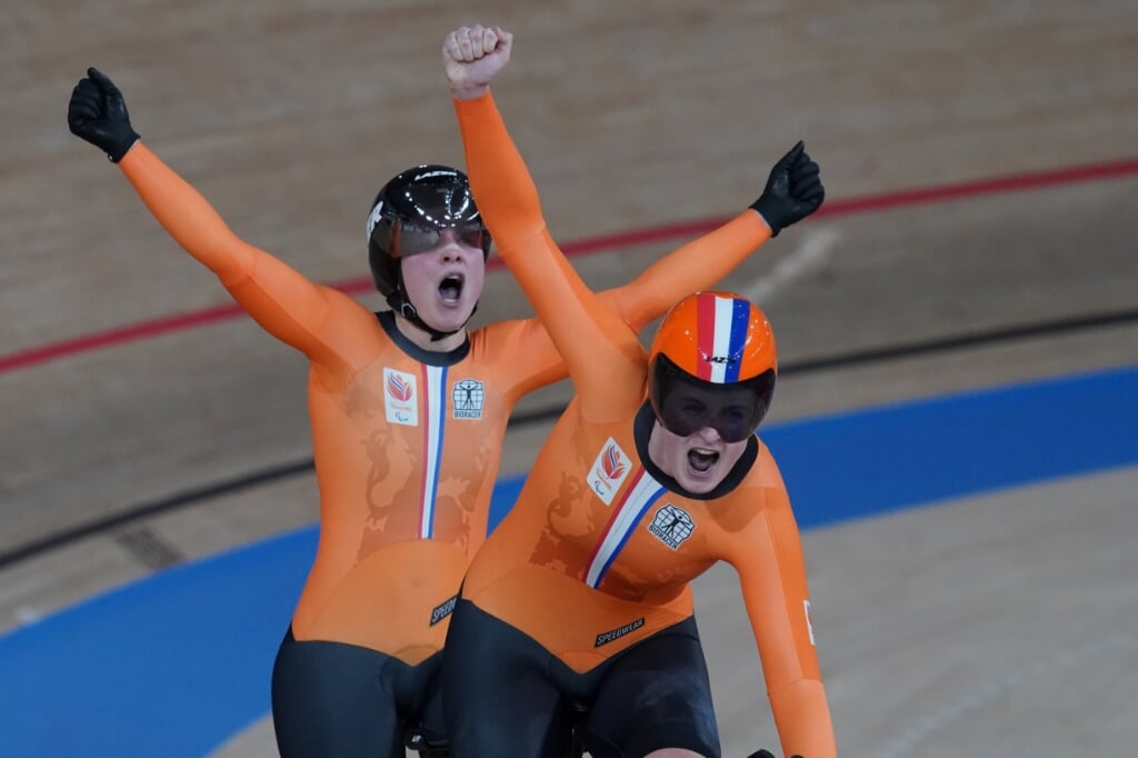 Een juichende Larissa Klaassen (links) en Imke Brommer na het winnen van het goud. 