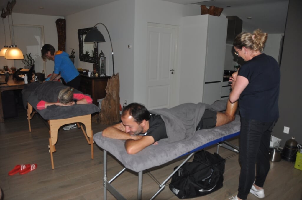 Massage van de benen tijdens de XL-oefenloop van de Texelrunners.
