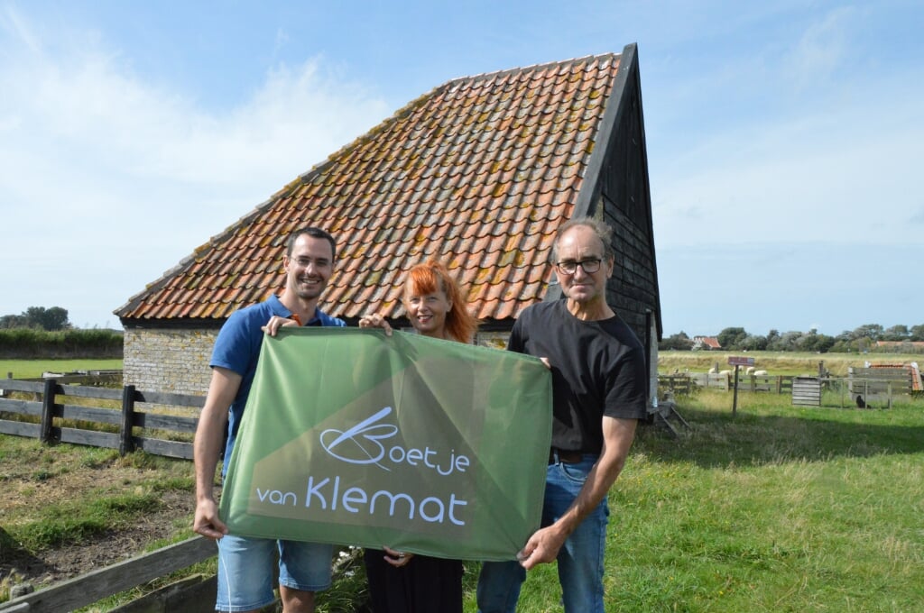 Stichtingbestuurders Henk-Jan Boluijt, Ericka Voortman en Ruud Bakker met de vlag van het Boetje van Klemat. Onder: Onthulling van het naambord. 