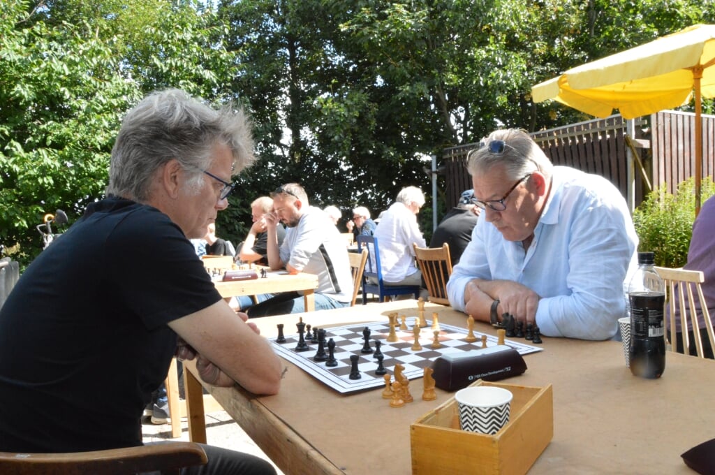 Impressie van schaaktoernooi Mad op 't Wad. Links Joop Rommets, rechts Dick de Graaf. 